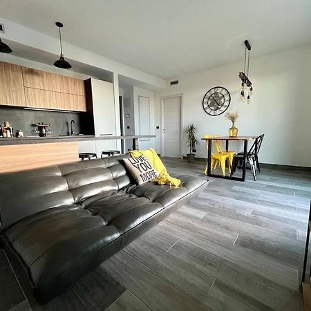 Yellow Uptown 70 - Fiera Milano Перо Экстерьер фото