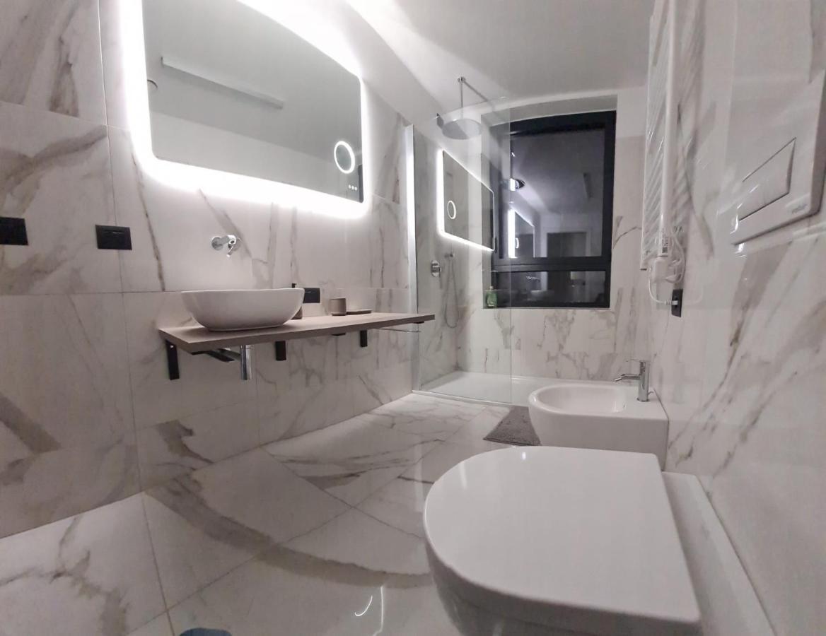 Yellow Uptown 70 - Fiera Milano Перо Экстерьер фото