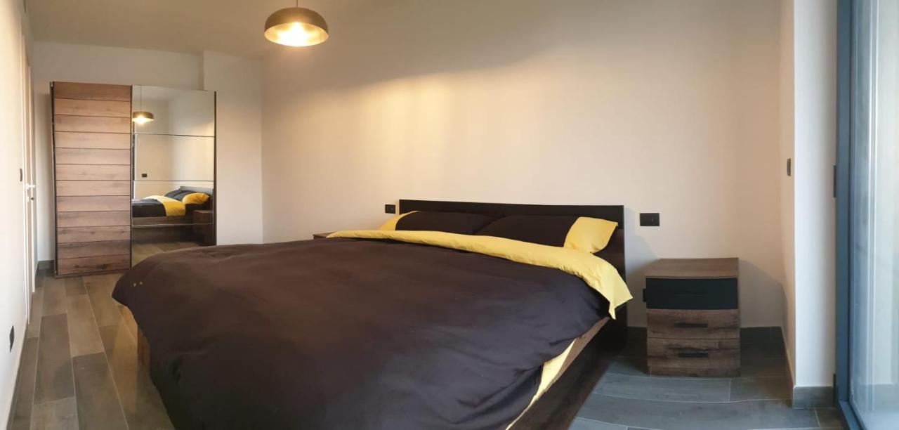 Yellow Uptown 70 - Fiera Milano Перо Экстерьер фото