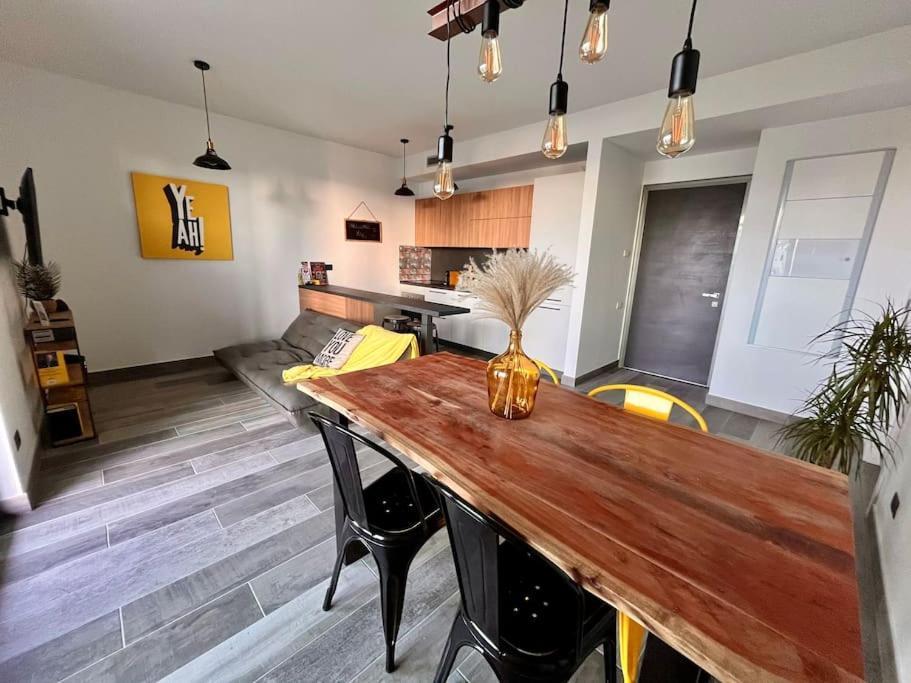 Yellow Uptown 70 - Fiera Milano Перо Экстерьер фото